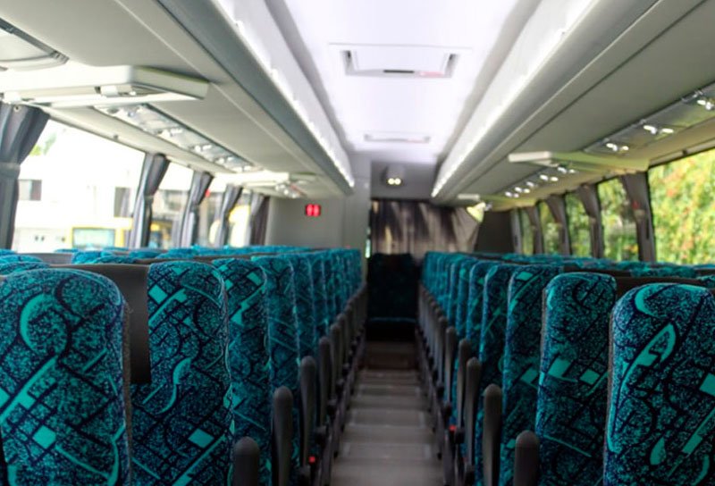 Interior de autobús con asientos reclinables